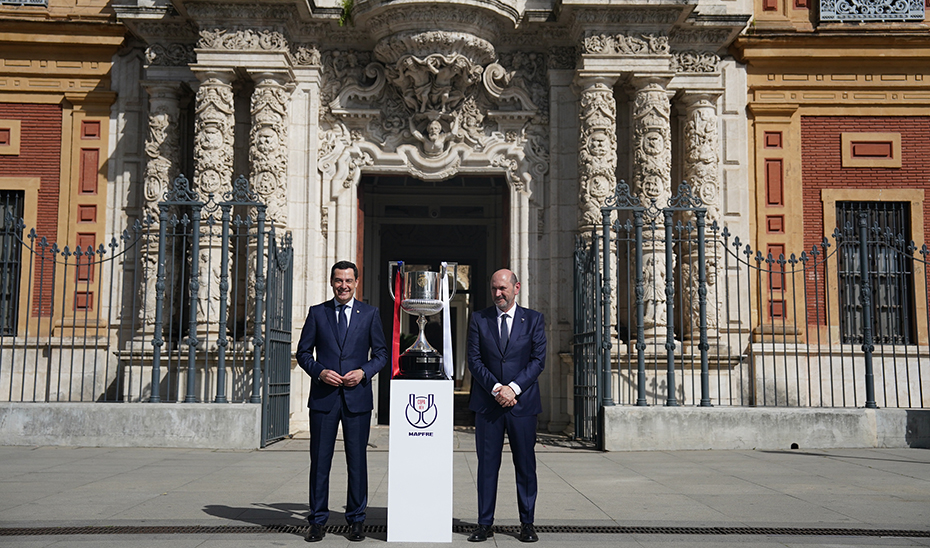 El presidente andaluz y el presidente de la Real Federación Española de Fútbol flanquean la Copa del Rey ante el Palacio de San Telmo.